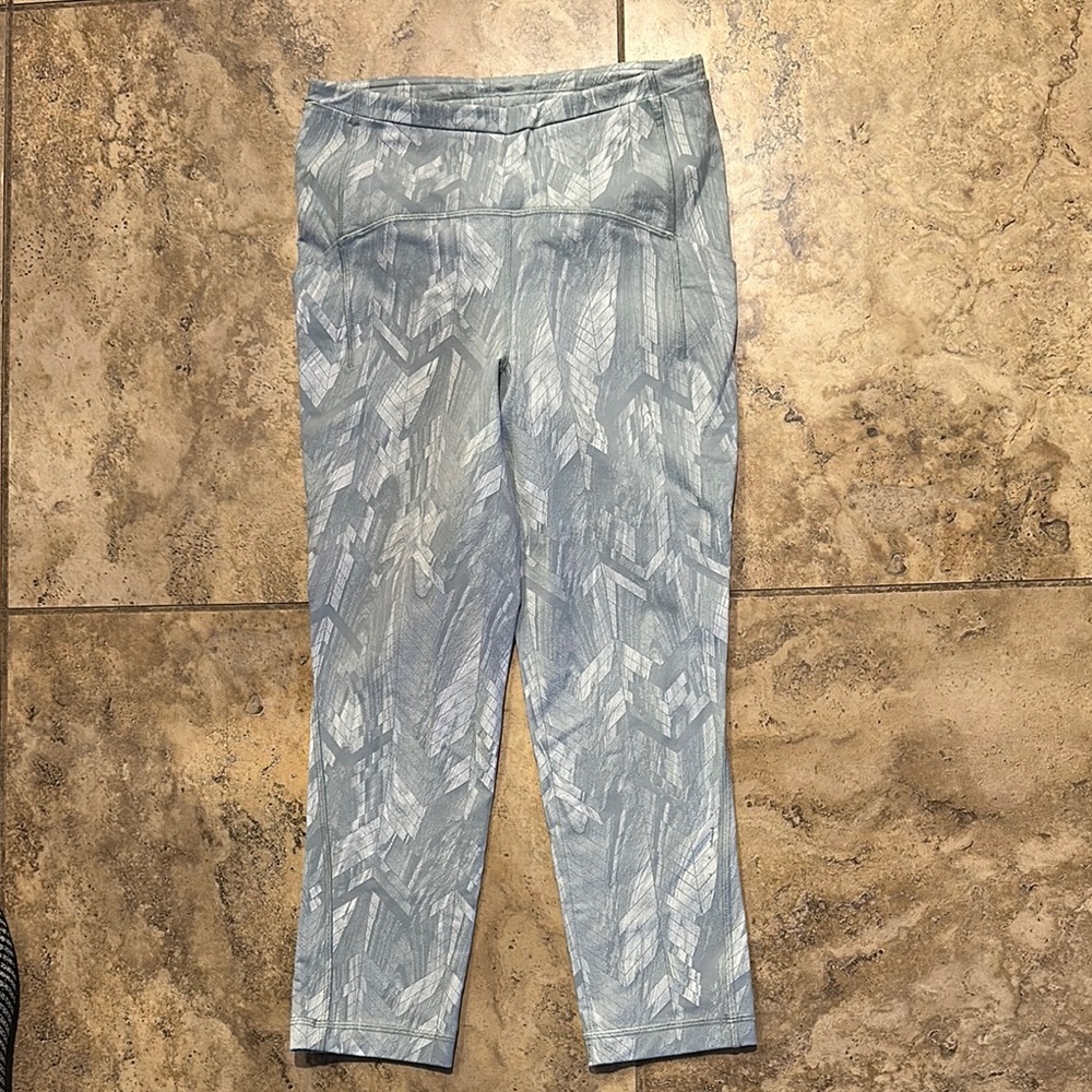 Lululemon Patterned Leggings with Feather Design size 6